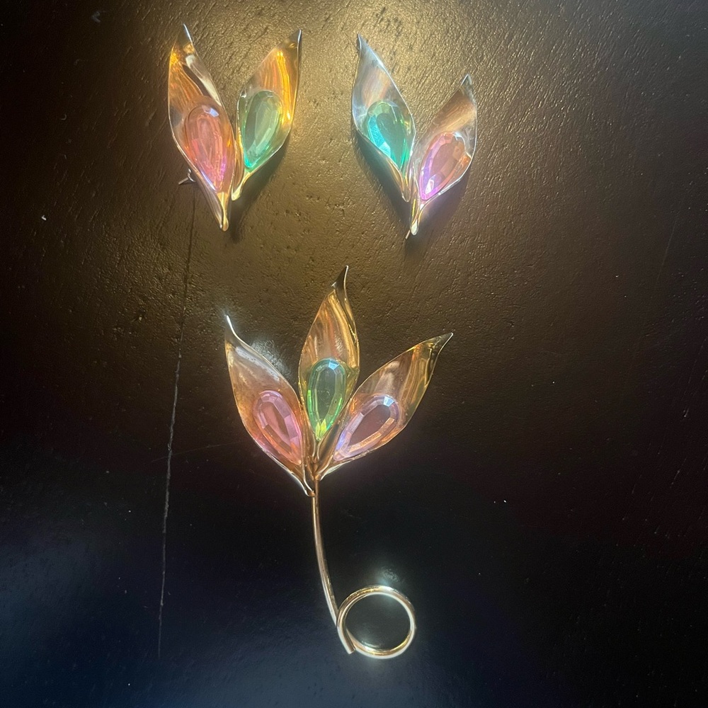 Vintage Gold Tone Iridescent Leaf Brooch and Earring Set Green and Pink Stones
